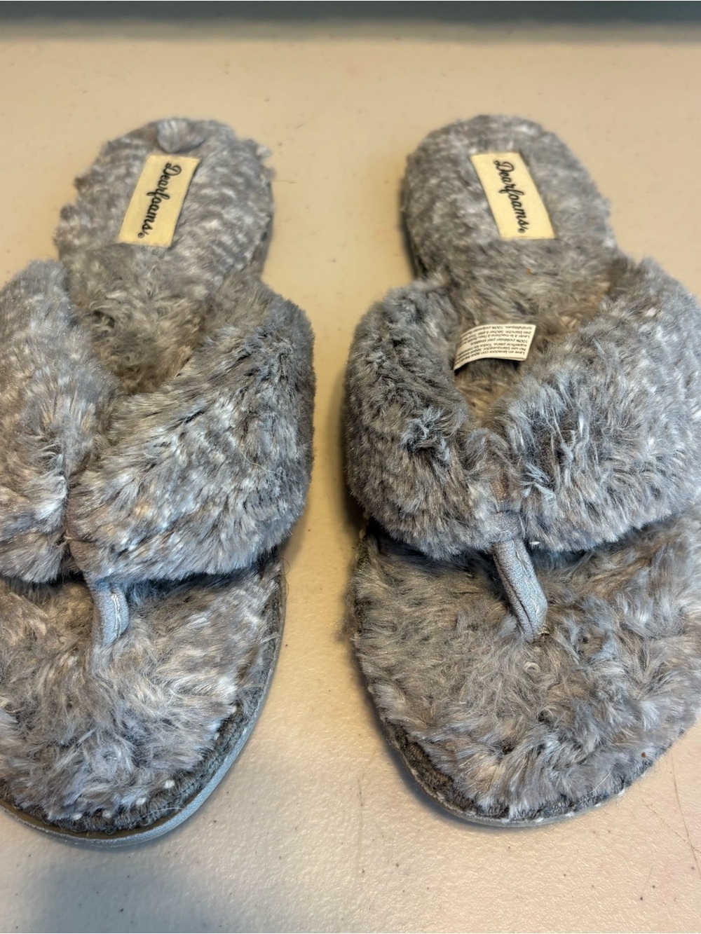 dearfoams Plush Gray Faux-Fur Thong Slippers. Wore once. 7-8 woman’s